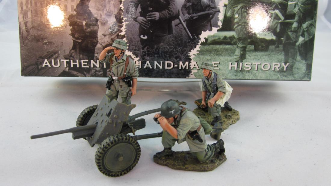 King & Country #FJ007-07 37 mm Pak Gun & Crew: Fallschirmjager Pak Gun with crew. 4 pieces. Condition mint in excellent box.