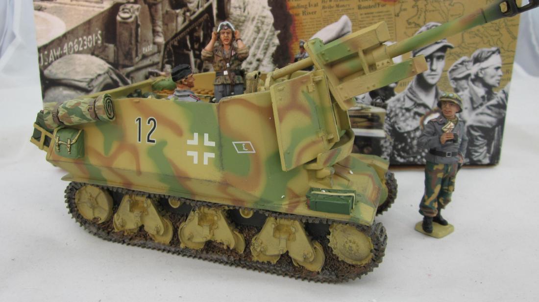 King & Country #WS073 105mm Assault Gun: 105mm Assault Gun with crew. 4 pieces. Condition mint in excellent box.