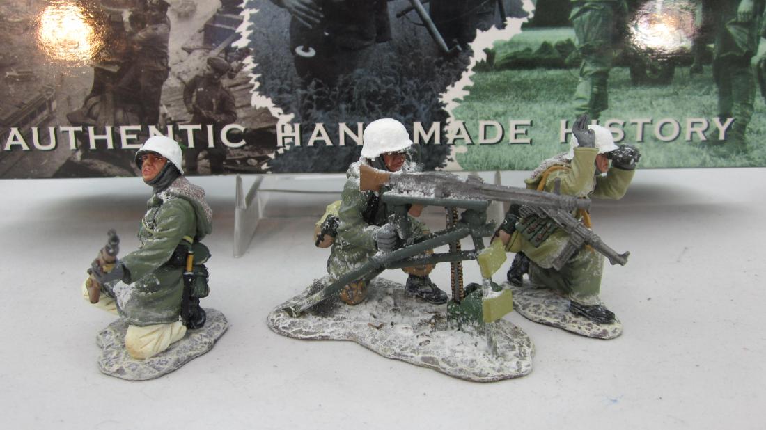 King & Country #WS082 Winter MG42 Set: MG42 on tripod with gunner, officer & grenade thrower. 3 pieces. Condition mint in excellent box.