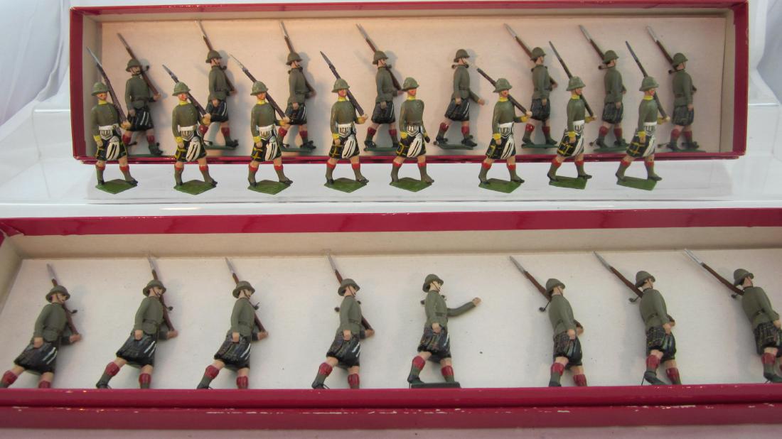 Britains Assorted Repainted Marching Highlanders (1 of 1)