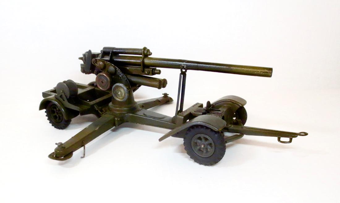 Lineol Late Version 88 Flak Gun: 1 piece. Rare piece Circa 1939. Excellent condition, with some paint wear. Flak barrel can be raised, lowered and rotated around base for positioning. Unboxed.