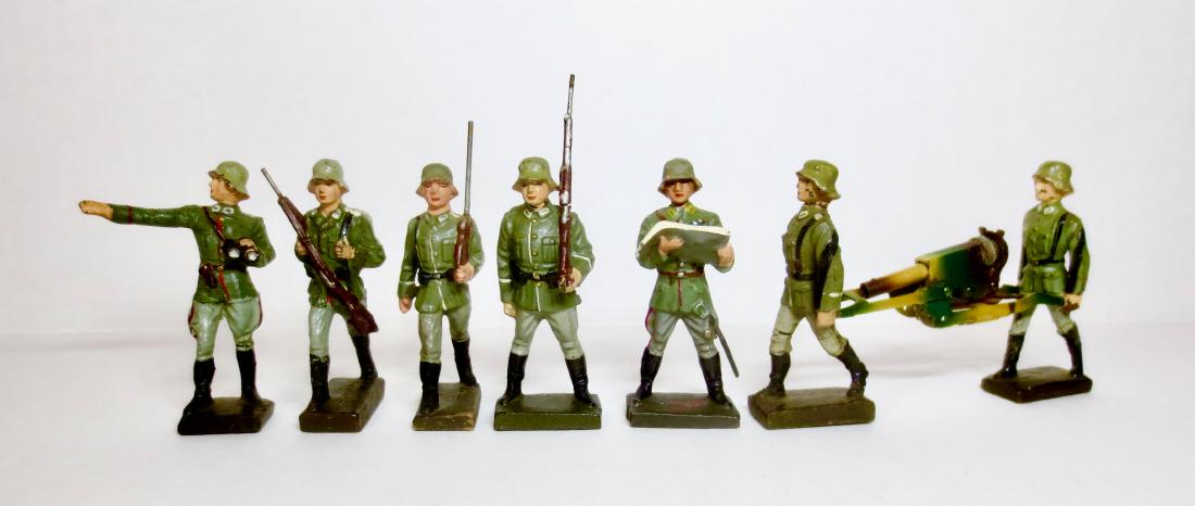 Lineol Composition WW2 German Infantry: With Machine Gun Crew. 8 pieces. Excellent to good condition, with some paint wear and a few cracks. Unboxed.