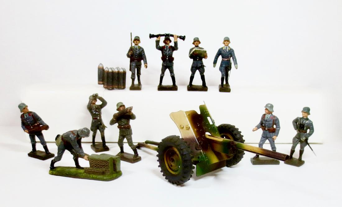 Lineol Composition WW2 German Artillery Asst.: With tin Field Gun. 12 pieces. Tin gun excellent. Soldiers are in Excellent to good condition. Unboxed.