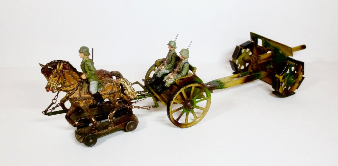 Lineol Field Gun: 7 pieces. Limber excellent. Field Gun good with some wear. Soldiers good to fair with some paint loss and cracks. Unboxed.