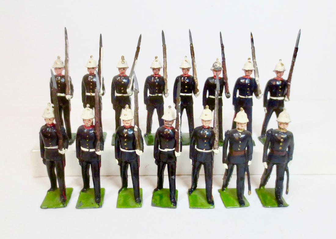 Britains From Set #35 Royal Marines: 15 pieces. Post-war. Very good condition, with mismatching bases. Unboxed.