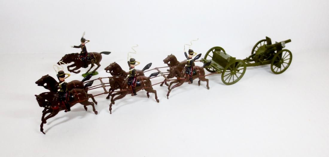Britains Set #39 Royal Horse Artillery: Includes officer on charging horse. 9 pieces. Post War. Very good condition. Unboxed.