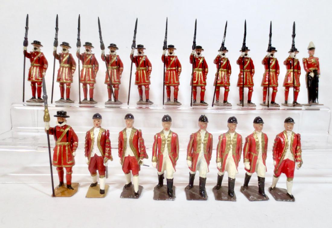 Britains Attendants to the State Coach & Yeomen: Of the Guard Assortment. 20 pieces. Very good condition, with one broken sword and 2 mismatched bases. Unboxed.