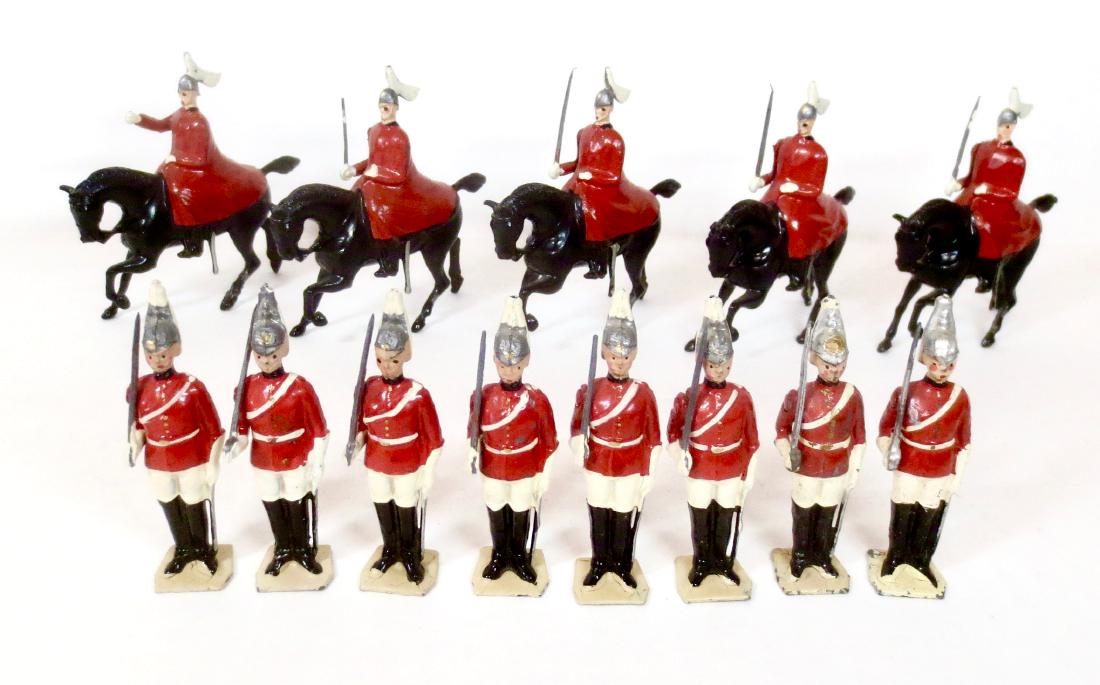 Britains From Sets #400 and #2029: Lifeguards in Cloaks and Sentrys on Foot. 13 pieces. Post-war. Excellent to very good condition. Unboxed.