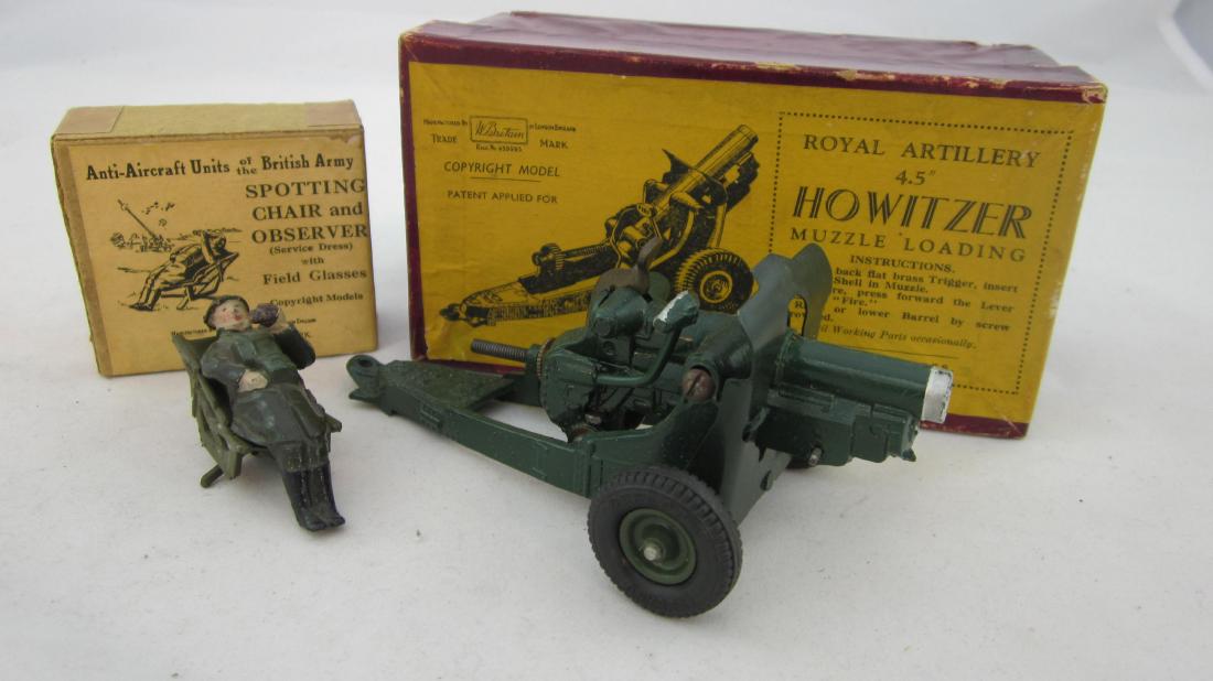 Britains #1731 Spotting Chair & 1725 Howitzer.: Spotting Chair with operator, & 4.5" Howitzer. 2 pieces. Condition excellent in very good boxes.