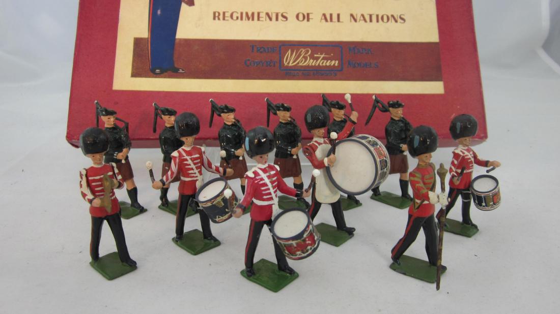 Britains Set #2096 Irish Guards Pipes & Drums. (1 of 1)
