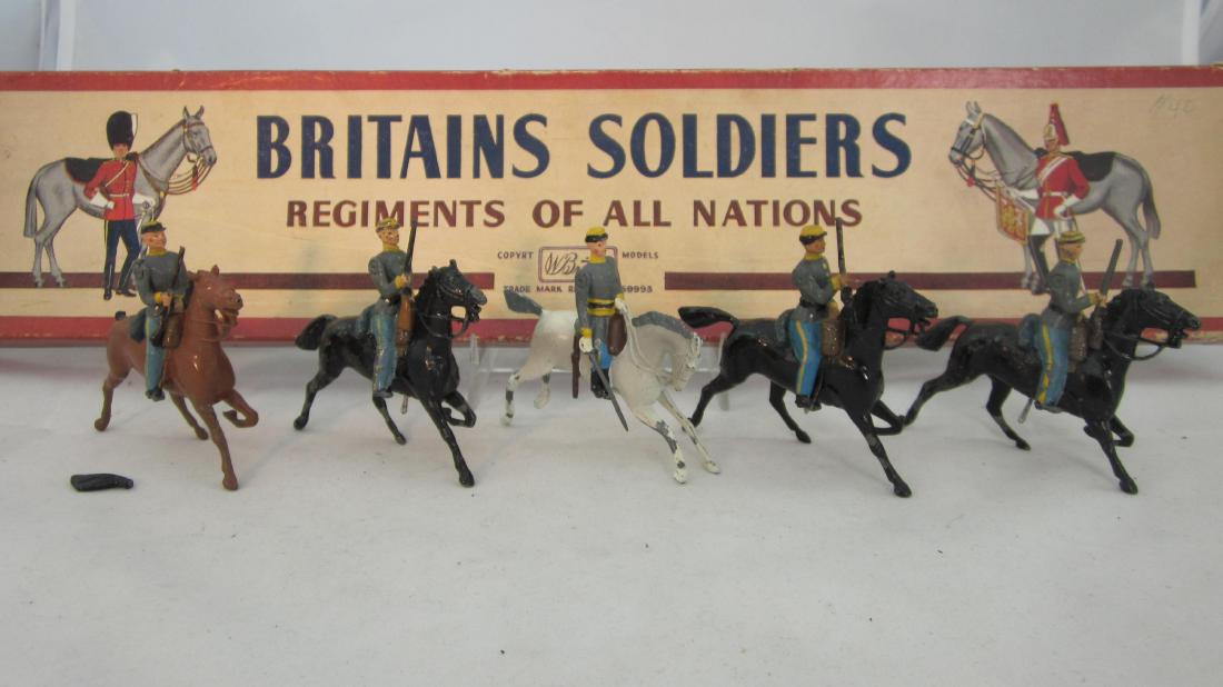 Britains #2055 Civil War Confederate Cavalry.: American Civil War Confederate Cavalry. 5 pieces. Condition very good, slight mismatch, 1 tail off but there, 2 black horses & officer scratched. Roan box is good, split on 1 side flap.
