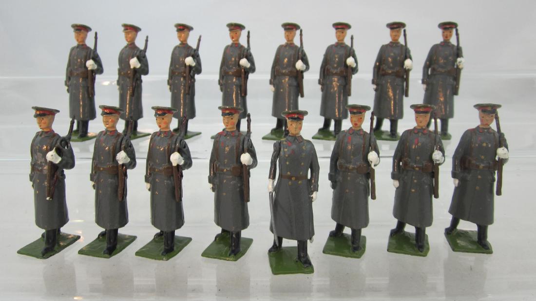 Britains #2027 Soviets Marching, Slung Rifles.: Soviets marching. 16 pieces including 1 officer. Condition excellent.