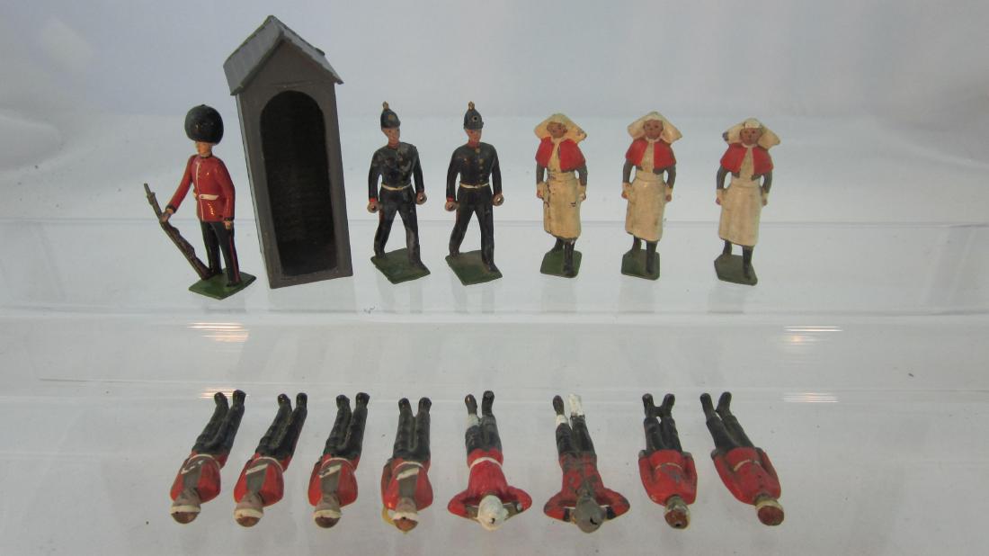 Britains #329 Sentry Box & #137 Medical Figures. (1 of 1)