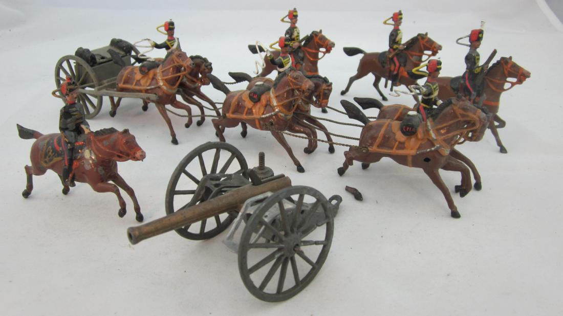 Britains Set 39 Royal Horse Artillery circa 1904: Royal Horse Artillery, 1st version SHAFTED LIMBER, collar harness circa 1904-1906, with 3 outriders & fixed arm mounted officer. 12 pieces. Condition good, 1 bucket seat on very early gun is replaced,