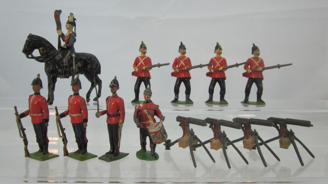 Britains Assorted Very Early British Troops.: 4 of #16 East Kent Regiment at ready, 1st version round base, 1 round base Line Infantry drummer, 2 #113 East Yorkshire Regiment at attention, 1 1st version CROSSLEGGED Lancer & others. 13 pieces circ