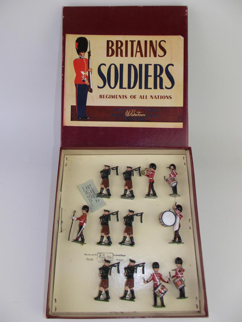 Britains # 9428 Irish Guards Band Drum & Pipe (1 of 1)