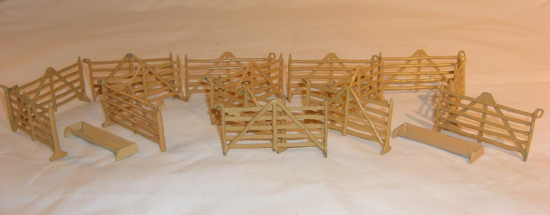 Britains Fence & Troughs: 2 X #529 small trough; 15 x #527 hurdle; 17 pieces total; condition very good