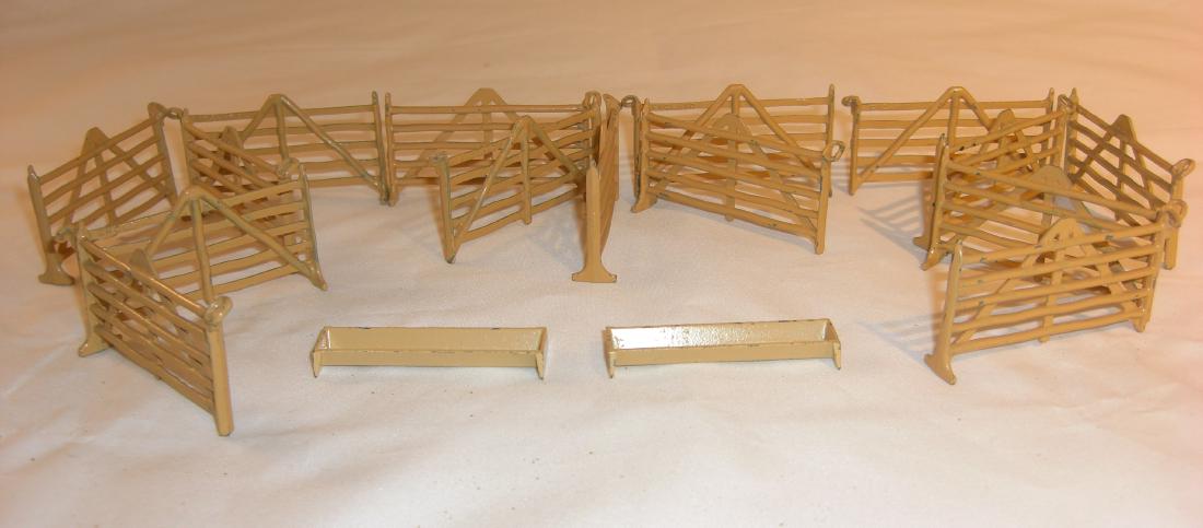 Britains Fence & Troughs: 2 X #529 small trough; 15 x #527 hurdle; 17 pieces total; condition very good