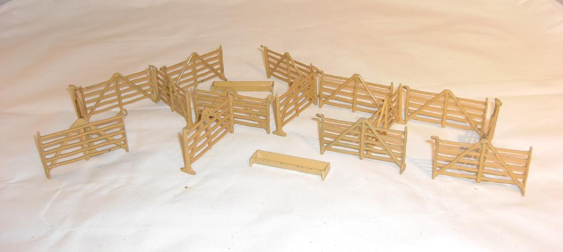 Britains Fence & Troughs: 2 X #529 small trough; 15 x #527 hurdle; 17 pieces total; condition very good
