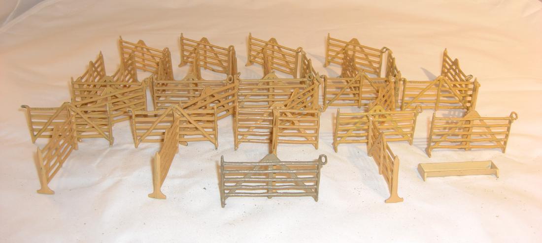 Britains Fence & Trough: 1 #529 trough; 35 x #527 hurdle; 36 pieces total; condition very good