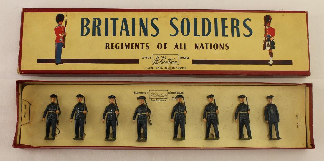 Britains Set #2044 United States Air Corps: 8 pieces. Condition fair to good, one trooper mismatched paint. Officer has glue residue on chest. Box good.