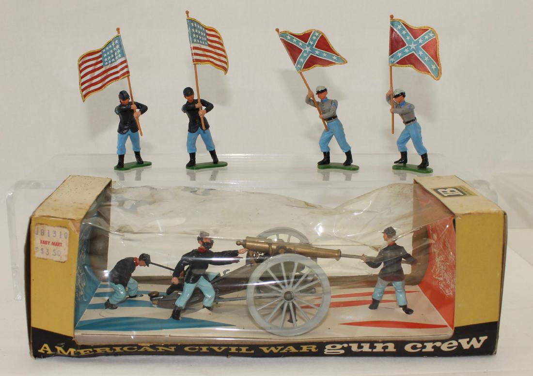 Britains Plastic Lot Set #4465 ACW Union Gun: Lot includes Set #4465 American Civil War Union Gun and Crew with box, and 4 unboxed assorted Union and Confederate flag bearers. 9 pieces. Condition: Set #4465 figures near mint, flagbearers good to 