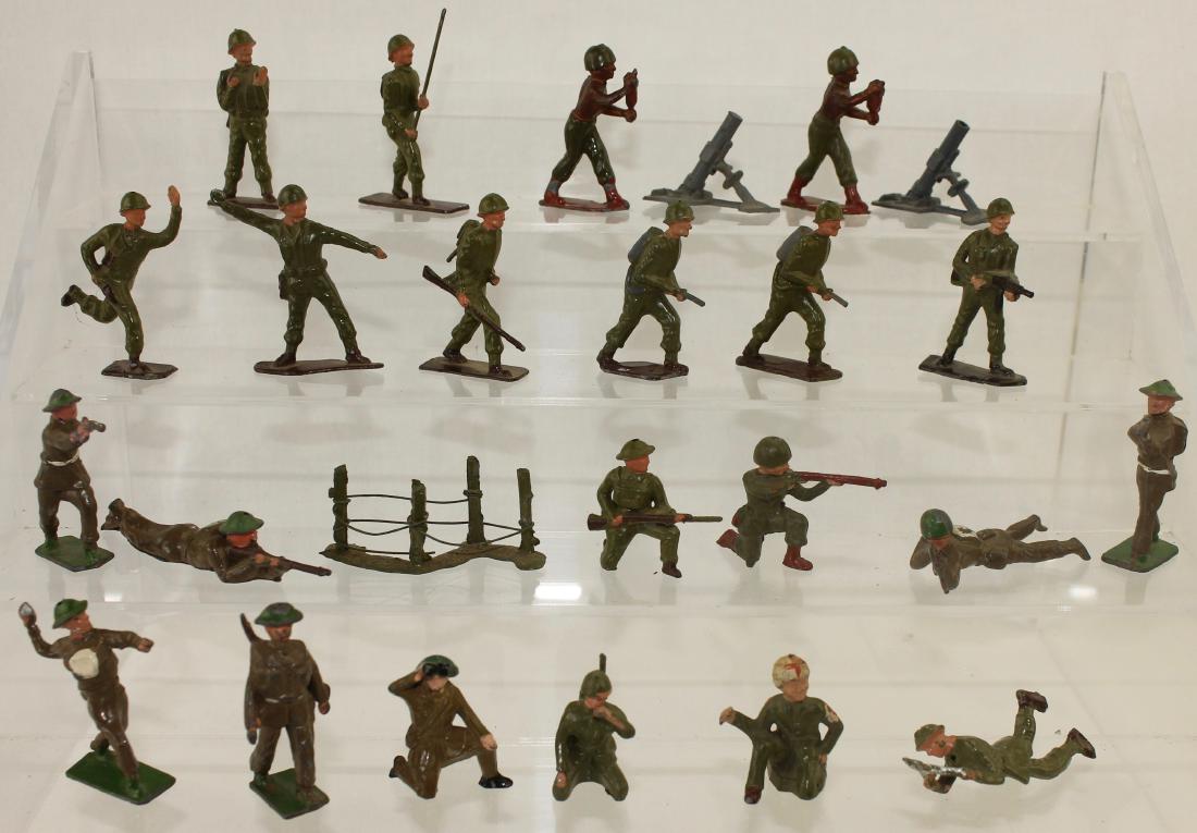 Crescent England Lot US Army: Crescent, England. Lot of 54mm lead US Army in action. Includes barbed wire obstacle, mortars with crews. 25 pieces. Condition good, missing bazooka and paper flag. No box.
