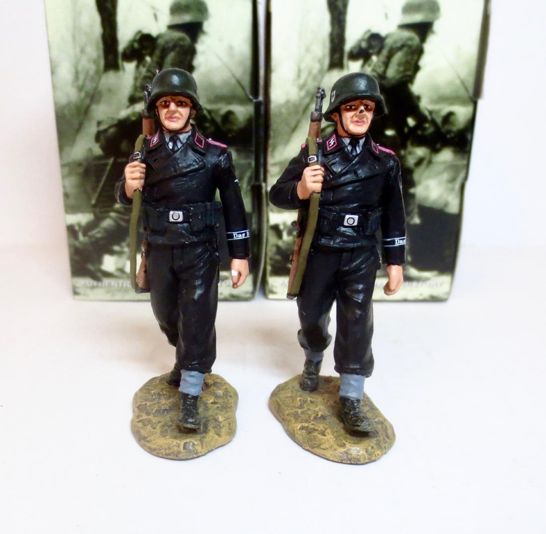King & Country SS Marching with Rifles: 2 pieces. Excellent to very good condition. Boxes very good (item numbers missing).