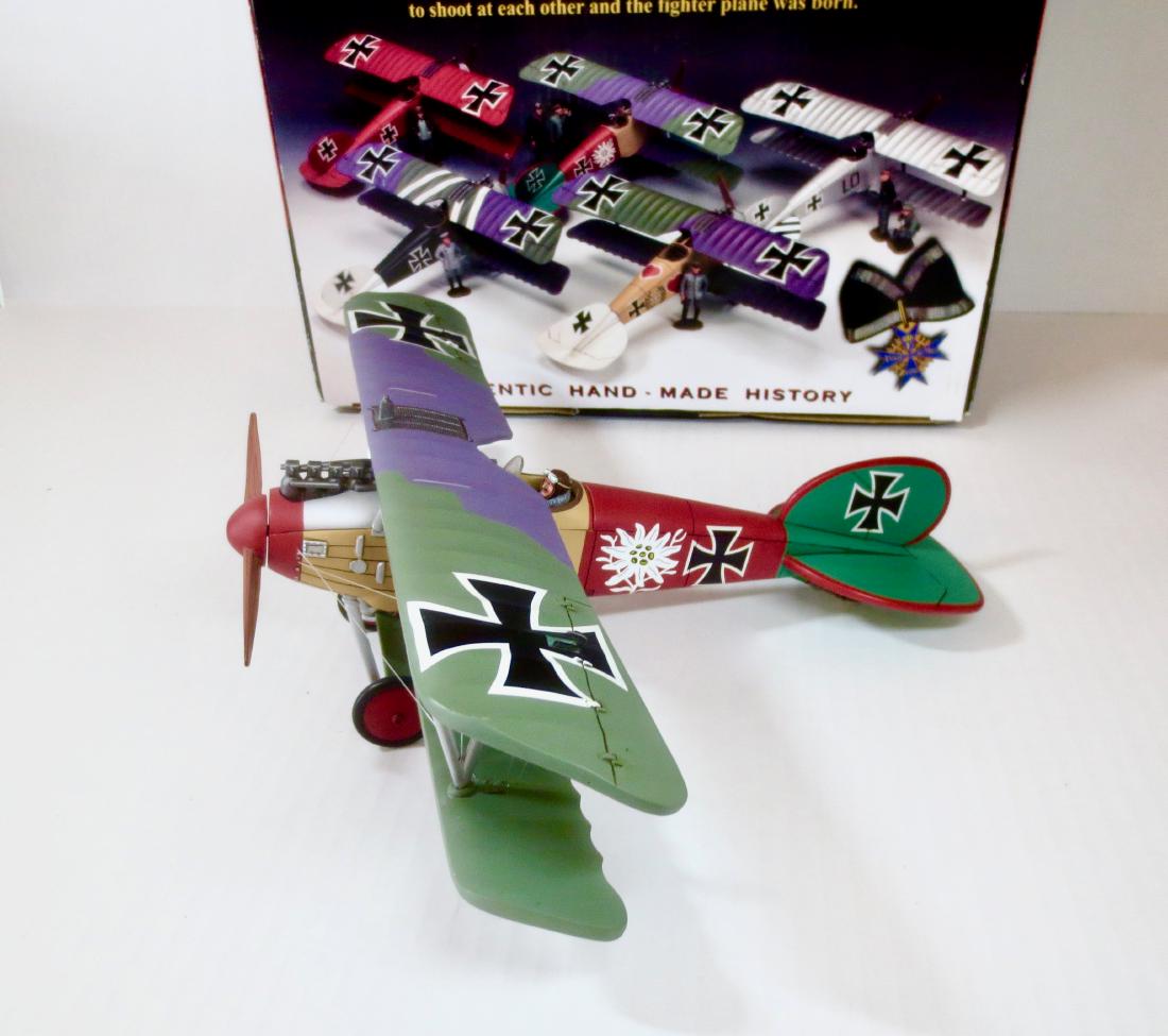 King & Country FW114 Albatross D.V.: 2 pieces. Paul Baumer piloted this aircraft decorated with the “Edelweiss” mountain flower on both sides of the fuselage. Excellent condition. Retired set. Box excellent.