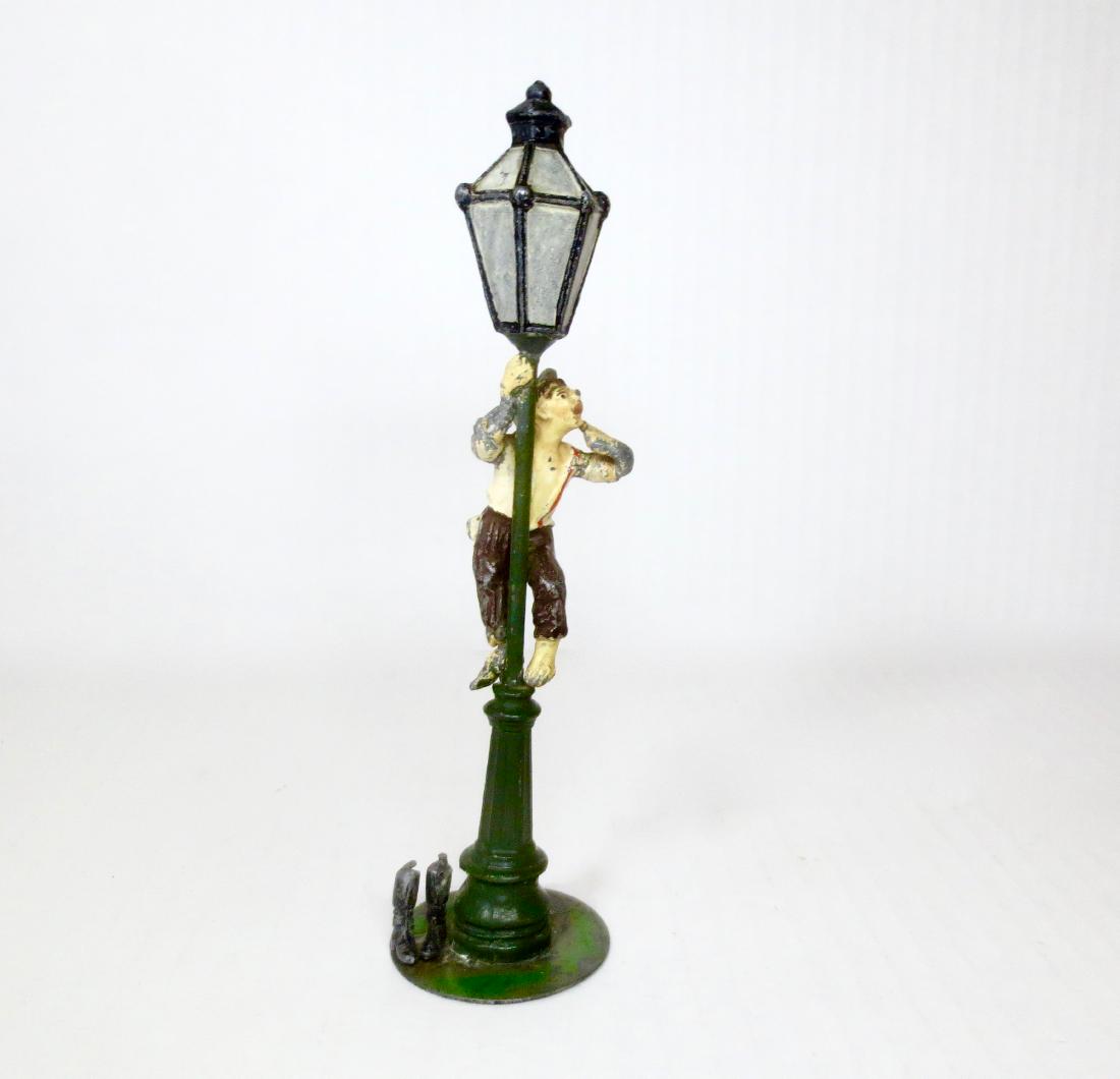 Heyde Vagabond on Lamppost: 1 piece. Measures about 160 mm tall. Very good condition. Unboxed.