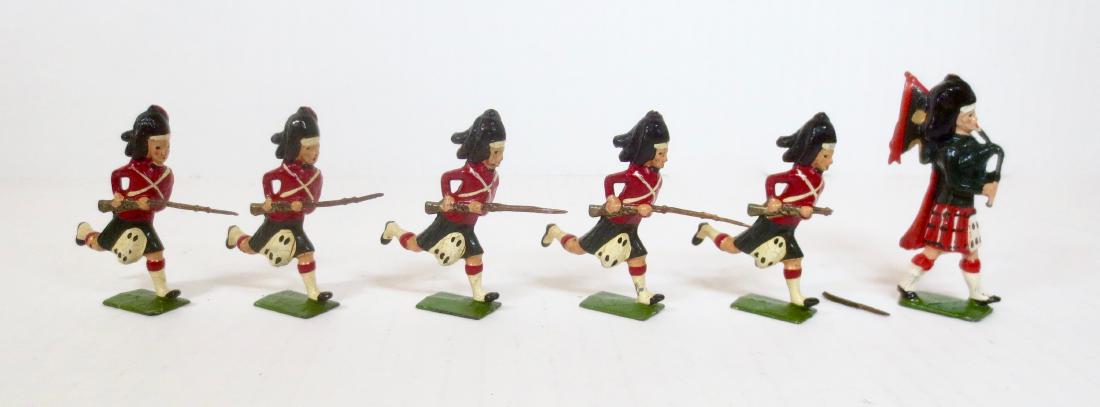 Britains Black Watch Charging with Piper: 6 pieces. Post war. Excellent to very good (one broken rifle tip). Unboxed.