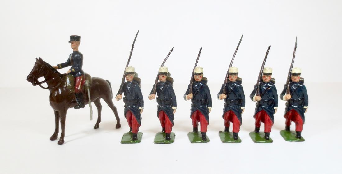 Britains 1711 French Foreign Legion: 7 pieces. Post war. Very good to good condition (3 missing bayonets). Unboxed.