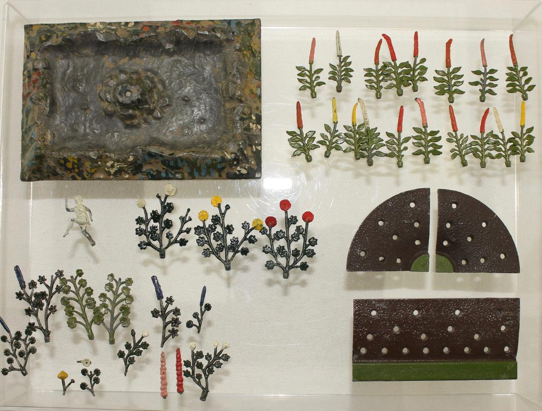 Britains Pre-War Garden Lot Plants Beds Pond (1 of 1)