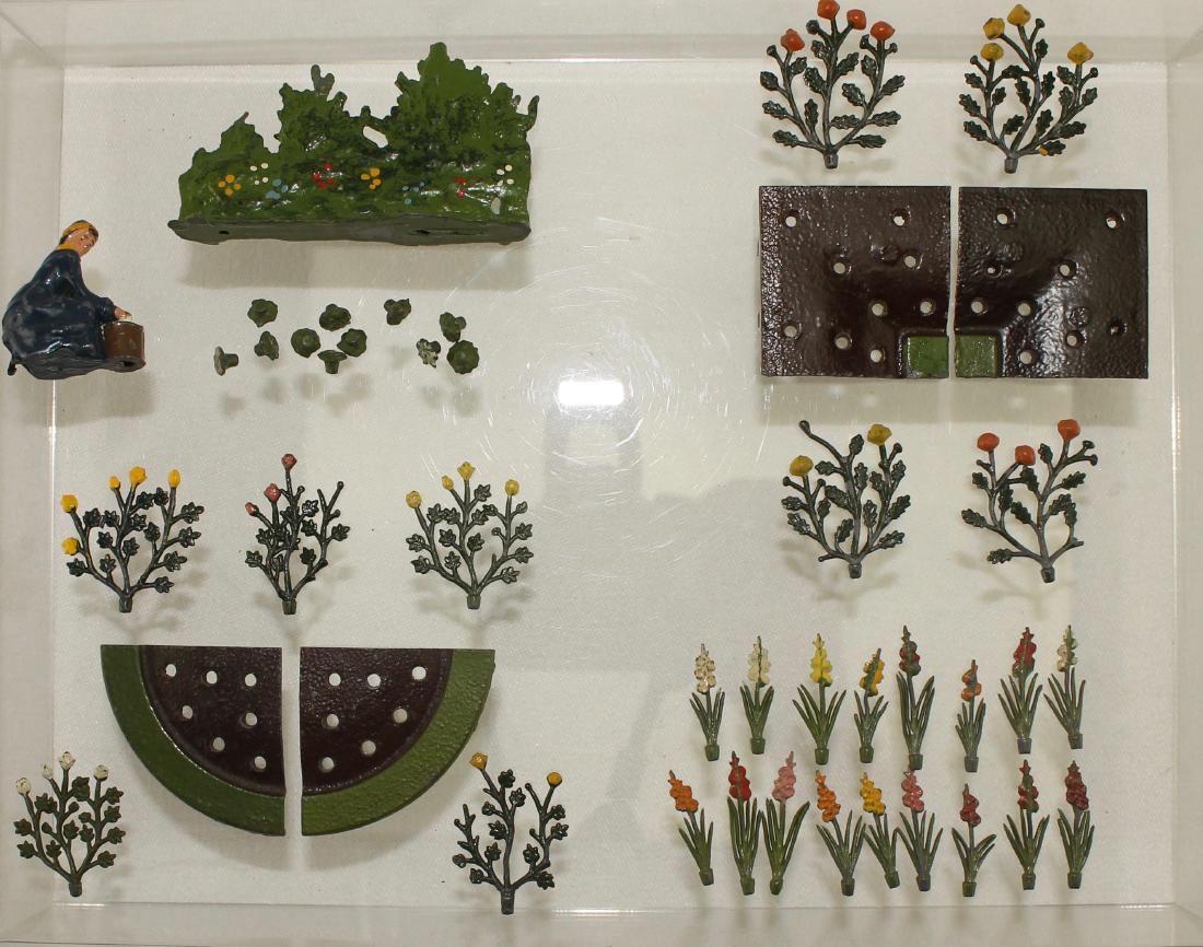 Britains Pre-War Garden Lot Plants and Beds (1 of 1)