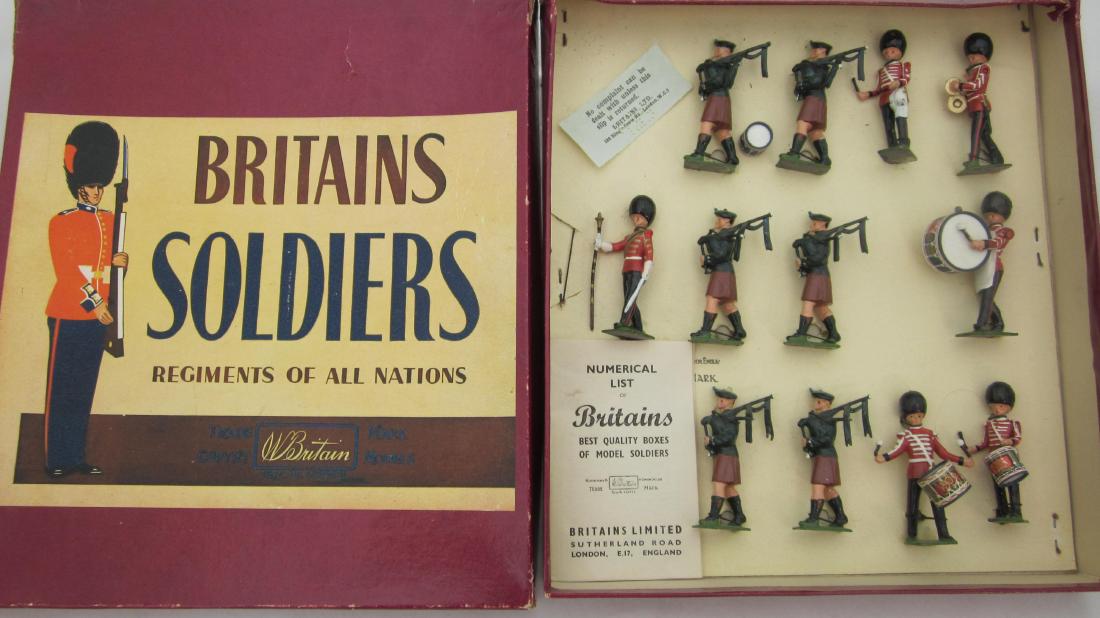 Britains Set #2096 Irish Guards Pipes & Drums (1 of 1)