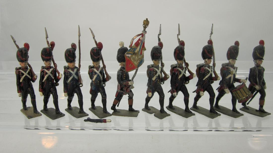 Lucotte Napoleonic Garde Foot Artillerie: French Garde Foot Artillerie circa 1930s. 10 pieces. Condition good, 1 man arm loop broken but arm is present, flagman flag has paint loss.