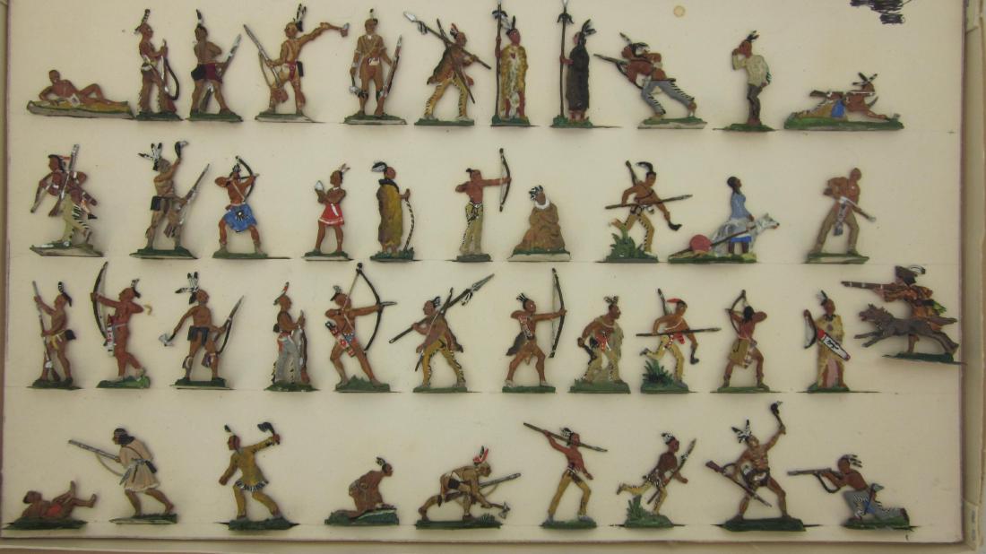 30mm Tin Flats American Indians Encamped: 30mm Tin Flats depicting American Indians Encamped & in Battle. 42 pieces. Condition excellent, superb paintwork, in homemade box.