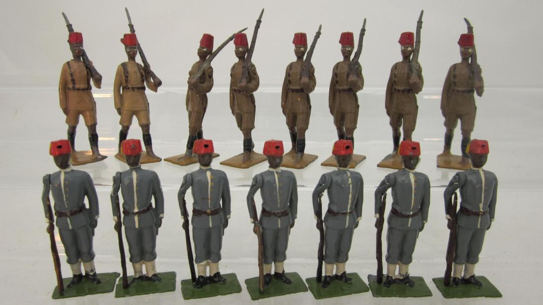 Britains Soudanese & Kings African Rifles: 6 of 116, Soudanese Infantry, with 8 Kings African Rifles (2 are mismatched). 15 pieces. Condition excellent, 1 Soudanese embellished chevrons, 1 African Rifle chipped at ankles.