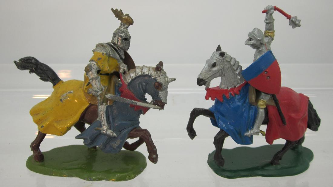 Britains Set 1659 & 1660 Mounted Agincourt Knights: Agincourt mounted Knights, 1 with mace, 1 with sword. 2 pieces. Condition excellent-very good, 1 shield loose & the other has rust.