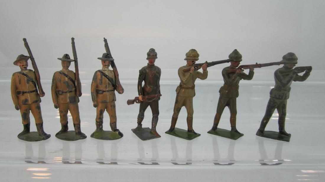 Britains Boer War Troops Assortment: 3 Boers in slouch hats at slope arms,3 Gloucesters firing, 1 Devonshire at trail (replaced arm). 7 pieces. Condition very good-good, 3 bayonets & 1 rifle barrel gone, paint loss on 4 figures. All very