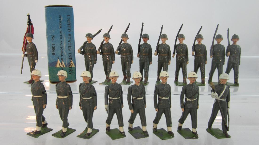 Britains Set #1206B U.S. Flagman with US Troops (1 of 1)