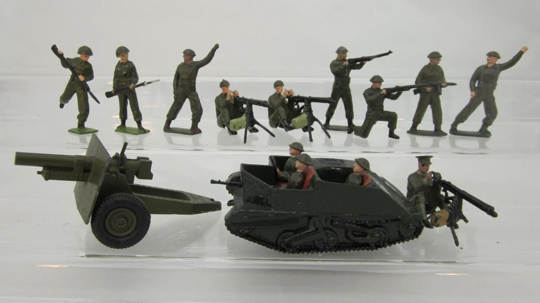 Britains Assorted Khaki Soldiers & Equipment: #1876 Bren Gun Carrier (repainted), #2026 Howitzer, machine gunners & fixed arm Khaki troops. 12 pieces. Condition good to very good, peak cap machine gun tripod leg gone.