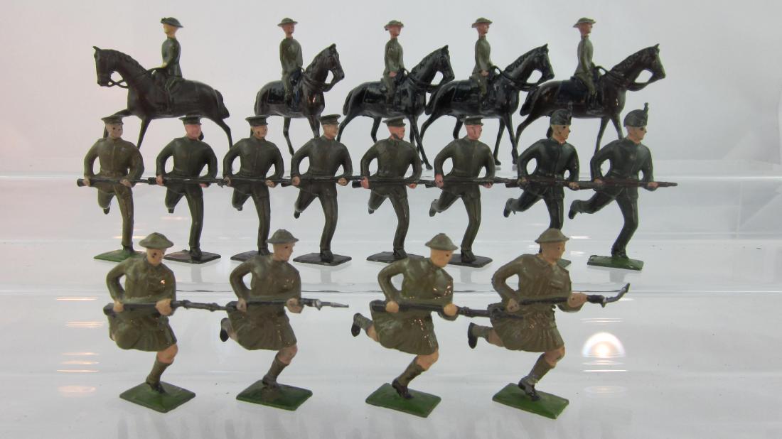 Britains 2nd Grade Khaki Assortment: Charging Highlanders, peak cap Infantry & rifle Brigade with 5 mounted in steel helmets in 2 different poses. 17 pieces. Condition excellent to very good, 1 bayonet gone.