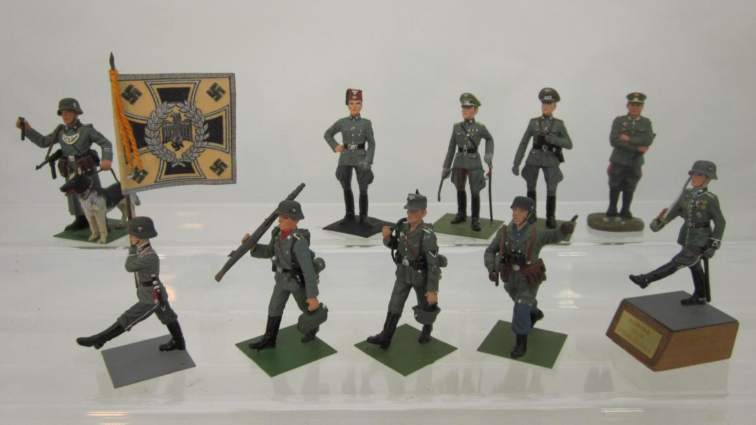 Assorted German Wermacht Connoisseur Pieces: Nazi Wermacht troops & officers, goose stepping flagman & others. 10 pieces. Condition very good, 1 stengun barrel & 1 grenade gone. Meticulous paintwork.