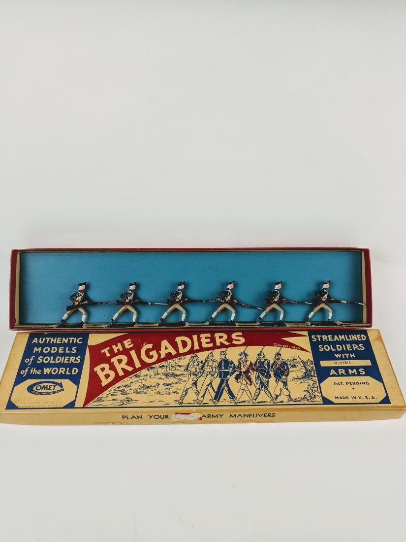 Comet 2001 American Colonial Charging (1 of 1)