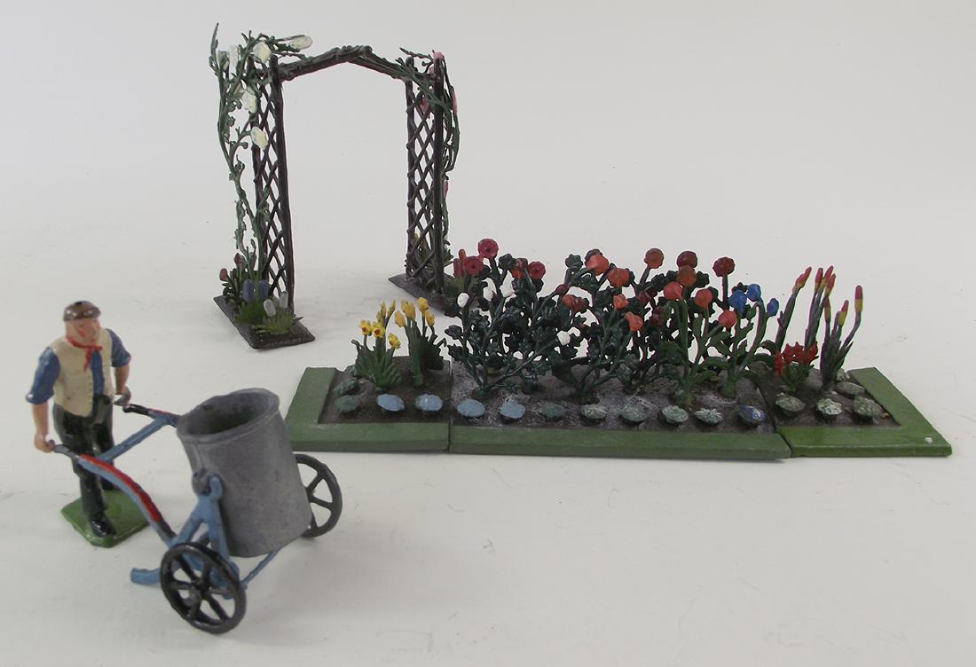 Britains #14 Garden Rustic Arch Gardener & Beds (1 of 1)