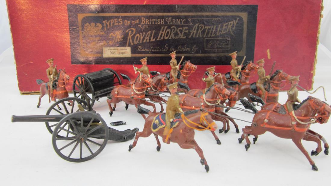 Britains Set #39A Royal Horse Artillery, Gallop.: Royal Horse Artillery, Active Service Order at gallop, breast harness, peak caps, fumed metal early gun & limber with early fixed arm galloping officer & 4 outriders. 13 pieces. Condition excellent, 1