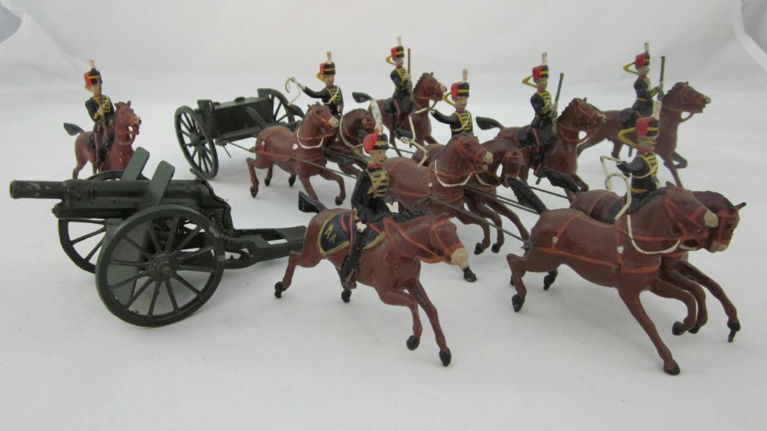 Britains Set #39 Royal Horse Artillery, Gallop.: Royal Horse Artillery, Review Order, circa 1937 with dark green #1201 gun & improved caisson, 4 outriders with long carbines & fixed arm officer. 13 pieces. Condition excellent. No box.