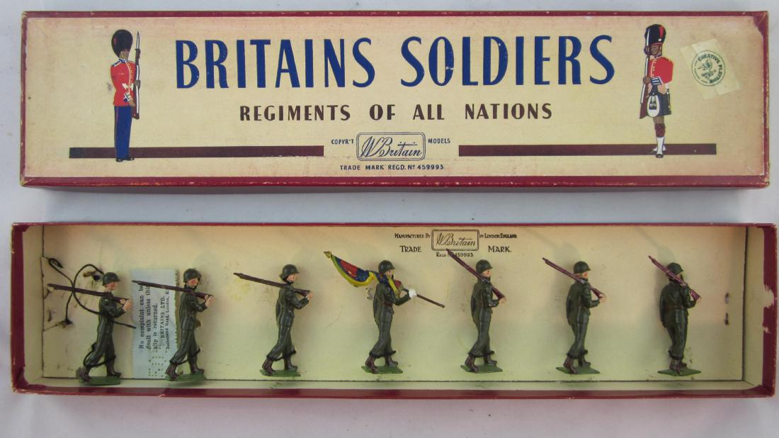 Britains Set #2104 Venezuelan Infantry & Flag.: Venezuelan Infantry with flagbearer. 7 pieces. Condition excellent in excellent box.