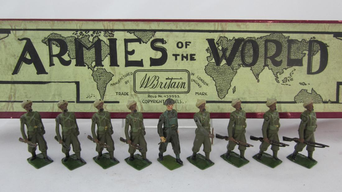 Britains Set #1892 Indian Army Infantry.: Indian Army in Service Dress at trail. 9 pieces made up of 7 sepoys with white officer with swagger stick & sepoy officer with swagger stick as well. Condition excellent in excellent Armies of World l